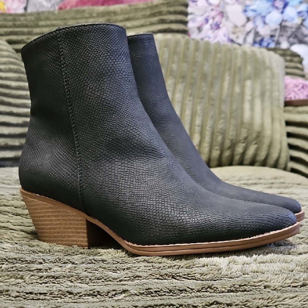 NEW Maurices Snake Skin Booties Ankle Boots